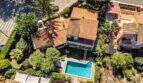 Luftaufnahme einer mediterranen Villa in Llucmajor mit pool, üppigem Garten und Terrakotta-Ziegeldach.