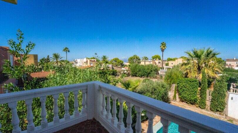 Balkon mit weißem Geländer, Blick auf Palmengarten und Nachbarschaft der Villa in Llucmajor, Mallorca