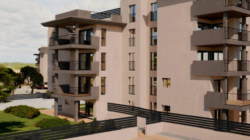 Außenansicht Penthouse-Anlage Cala Millor mit Pool, Balkonen und modernen Mehrfamilienhäusern in heller Fassade.
