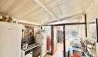 Küche der Wohnung in Palma-City mit Gaskocher, Kühlschrank und Zugang zur Terrasse