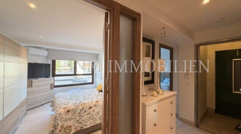 Durchgang zum möblierten Schlafzimmer mit Doppelbett, Kommode und Einbauschrank in sanierter Wohnung, Palma