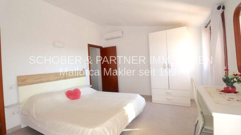 Bright bedroom of the Mallorca finca with double bed, wardrobe and air conditioning in Son Carrió.
