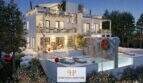 Weihnachtlich beleuchtete Neubau-Doppelhaushälfte in Cala d'Or mit privatem Pool und Terrasse bei Nacht