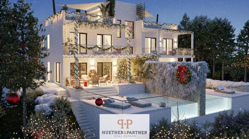 Weihnachtlich beleuchtete Neubau-Doppelhaushälfte in Cala d'Or mit privatem Pool und Terrasse bei Nacht