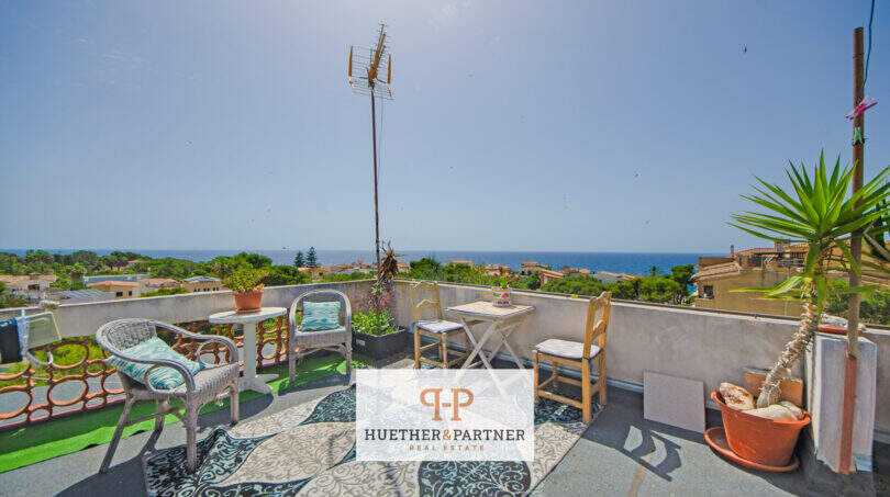 Terraza de azotea soleada con vistas al mar, zonas de estar y palmeras en Porto Cristo, Mallorca