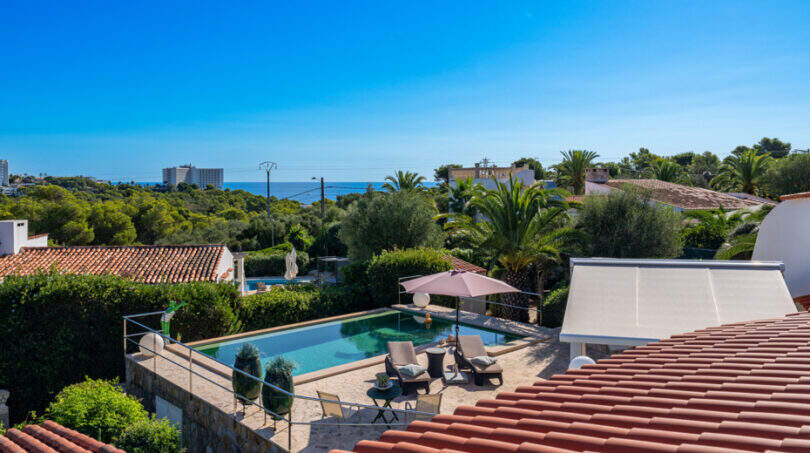 View from the roof of the pool with sun loungers and sea view of the villa in Cala Murada