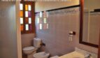 Badezimmer der Finca Manacor mit WC, Bidet, Waschbecken und farbigen Buntglasfenstern