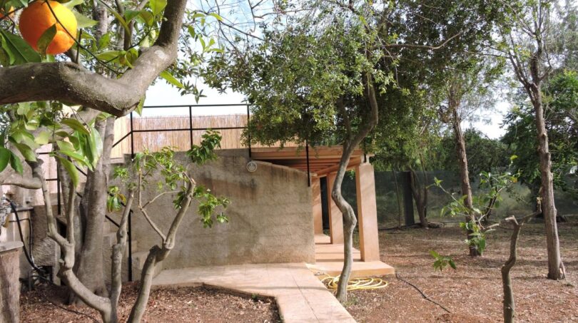 Finca Manacor: Naturnaher Garten mit Orangenbäumen, Steinweg und überdachter Holzterrasse
