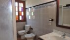 Badezimmer der Finca Manacor mit Toilette, Bidet, Marmor-Waschbecken und buntem Buntglasfenster