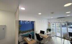 Bright office of the retail space on Playa de Palma with workstations, beach view and glass front facing the street.