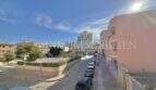 Street view of the apartment in Ses Cadenes, Palma de Mallorca, overlooking a busy street and sunny sky.