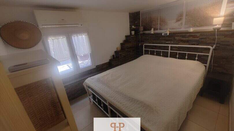 Schlafzimmer mit Doppelbett, Klimaanlage & Holzwandverkleidung im Ferienhaus nahe Strand Porto Cristo Novo