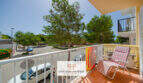 Balcón soleado con tumbonas y vista a pinos y aparcamiento, apartamento Porto Cristo Mallorca