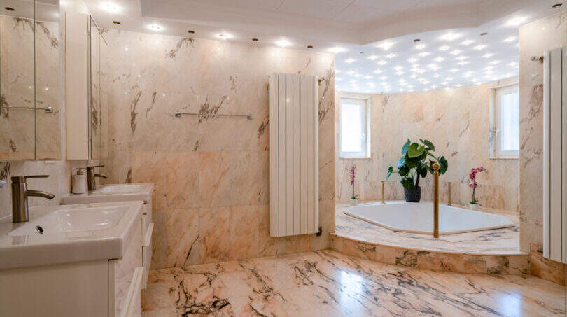 Luxusbad mit Marmorböden, eingelassener Badewanne, Doppelwaschbecken und Sternenhimmel-Beleuchtung in Villa Cala Murada