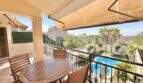 Sonnige Terrasse mit Holzmöbeln und Markise, Blick auf Pool und Garten, Haus mit Ferienlizenz in Muro