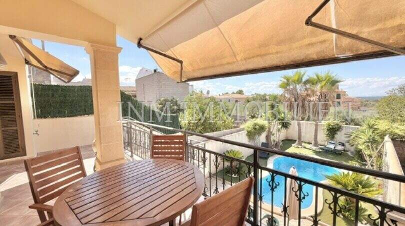 Sonnige Terrasse mit Holzmöbeln und Markise, Blick auf Pool und Garten, Haus mit Ferienlizenz in Muro