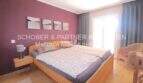 Dormitorio del apartamento de 4 habitaciones en Cala Millor con cama doble, pared de acento lila y acceso a terraza
