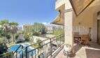 Überdachter Balkon mit Terrassenmöbeln und Blick auf Pool und Garten des Ferienhauses in Muro