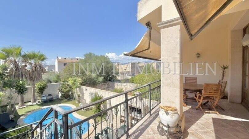 Überdachter Balkon mit Terrassenmöbeln und Blick auf Pool und Garten des Ferienhauses in Muro