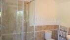 Badezimmer mit Glasdusche, WC und Handtuchheizkörper im Landhaus Llucmajor