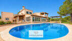 Finca Santa Maria: Mediterraner Pool mit Blick auf die Steinvilla und gepflegtem Garten nahe Palma
