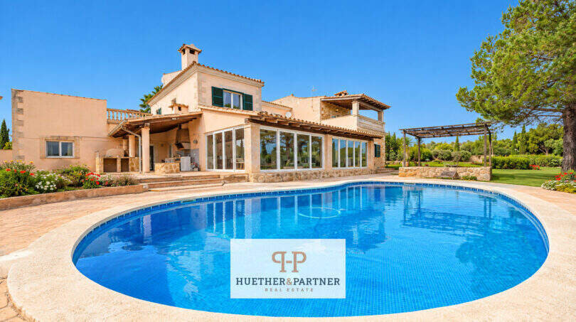 Finca Santa Maria: Mediterraner Pool mit Blick auf die Steinvilla und gepflegtem Garten nahe Palma