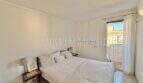 Helles Schlafzimmer mit Doppelbett, Einbauschrank und Balkonzugang in Wohnung in Palmanova-Son Caliu