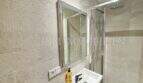 Modernes Badezimmer mit Dusche, Waschbecken und Spiegel in sanierter Mietwohnung in Pere Garau, Palma
