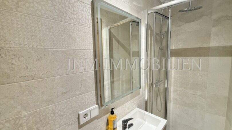 Modernes Badezimmer mit Dusche, Waschbecken und Spiegel in sanierter Mietwohnung in Pere Garau, Palma