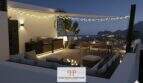 Beleuchtete Dachterrasse mit Outdoor-Küche, Loungebereich und Meerblick bei Nacht, Neubau Cala d'Or