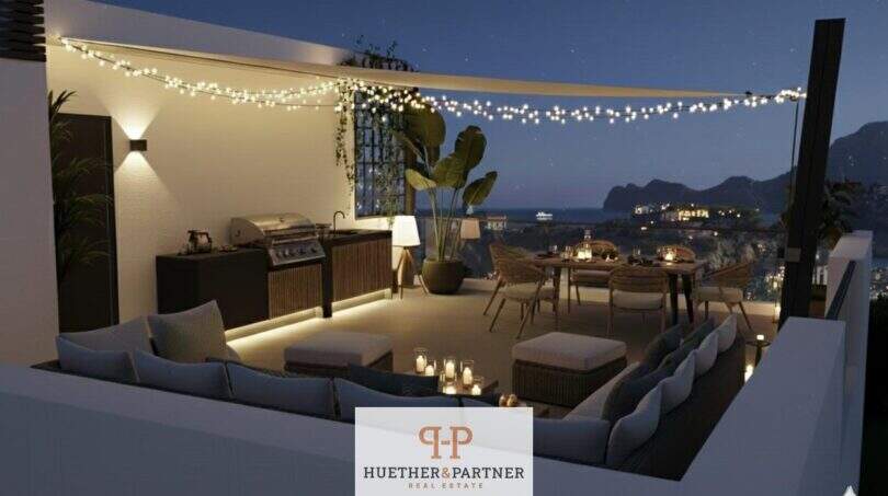 Beleuchtete Dachterrasse mit Outdoor-Küche, Loungebereich und Meerblick bei Nacht, Neubau Cala d'Or