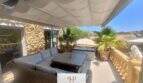 Sonnige Dachterrasse mit Lounge-Möbeln, Markise und Palmen, nahe Strand in Porto Cristo Novo