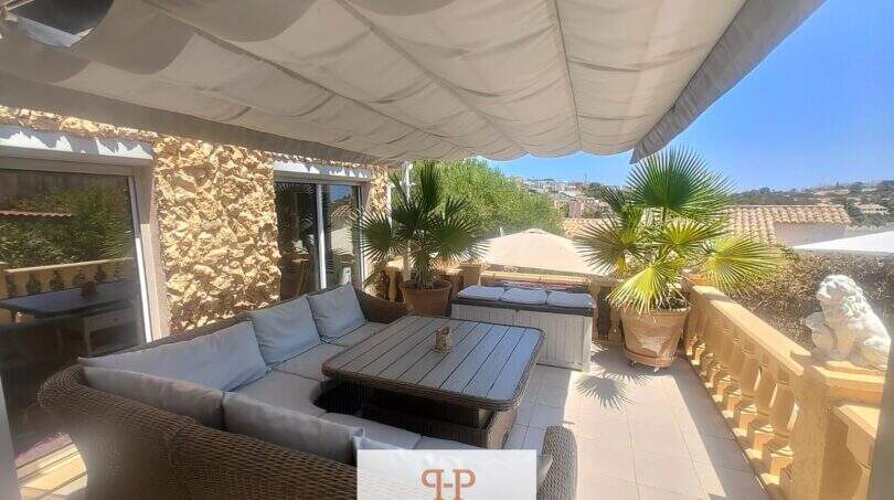 Sonnige Dachterrasse mit Lounge-Möbeln, Markise und Palmen, nahe Strand in Porto Cristo Novo