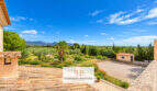 Finca Santa Maria: Dachterrasse mit Panoramablick auf Garten, Tramuntana-Gebirge und mediterranen Baumbestand