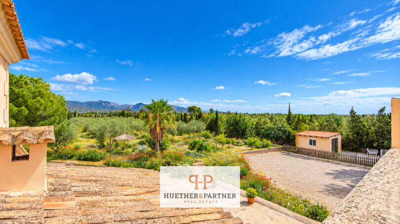 Finca Santa Maria: Dachterrasse mit Panoramablick auf Garten, Tramuntana-Gebirge und mediterranen Baumbestand