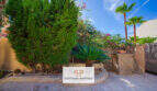 Gepflegter Garten mit Zypressen, Palmen und Bougainvillea beim Ferienhaus mit Pool in Cala Murada.