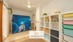 Kinderzimmer mit Weltraum-Spielzelt, weißem Kallax-Regal, bunten Aufbewahrungsboxen und Deckenventilator in Manacor