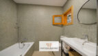 Modernes Badezimmer mit Terrazzo-Fliesen, Einbaubadewanne, Doppelwaschbecken und Holzfenster im Stadthaus Manacor