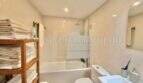 Helles Badezimmer mit Badewanne, Dusche, WC, Waschbecken und Handtuchregal in Wohnung Palmanova