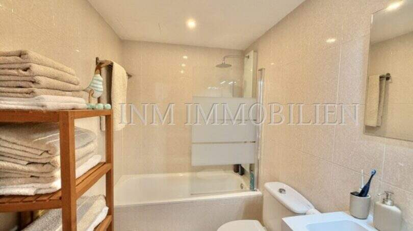 Helles Badezimmer mit Badewanne, Dusche, WC, Waschbecken und Handtuchregal in Wohnung Palmanova