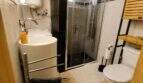 Modernes Badezimmer mit Duschkabine, WC und Waschbecken im Ferienhaus nahe Strand in Porto Cristo Novo.