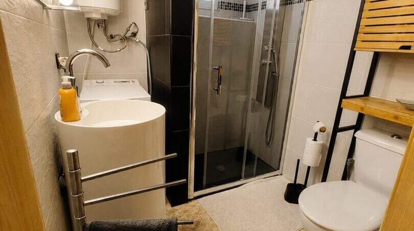 Modernes Badezimmer mit Duschkabine, WC und Waschbecken im Ferienhaus nahe Strand in Porto Cristo Novo.