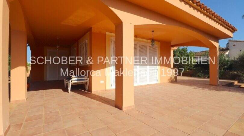 Überdachte Terrasse mit Fliesenbelag und Bogenkonstruktion eines Einfamilienhauses in Sa Coma, Mallorca.