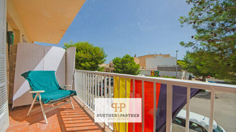 Balcón soleado cerca de vistas al mar, protección solar multicolor y silla, apartamento Porto Cristo Mallorca
