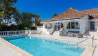 Außenpool mit Terrasse und weißer Mittelmeer-Villa mit Terrakotta-Dach in Cala Murada