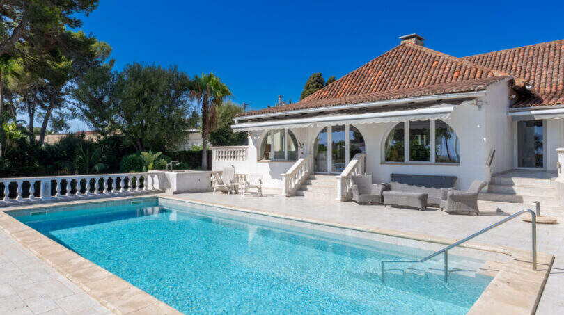 Außenpool mit Terrasse und weißer Mittelmeer-Villa mit Terrakotta-Dach in Cala Murada