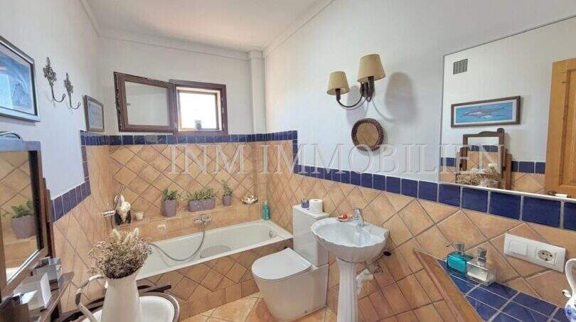Mediterran gefliestes Badezimmer mit Badewanne, Waschbecken und WC in mediterraner Finca bei Algaida