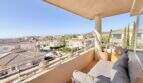 Sonniger Balkon mit Sofa, Meerblick und Stadtpanorama in Palmanova, Son Caliu
