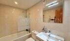 Helles Badezimmer mit Badewanne, Dusche, WC und modernem Waschtisch in Wohnung in Palmanova