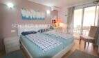 Helles Schlafzimmer mit Doppelbett, Klimaanlage und Terrassenzugang in Wohnung mit Pool in Sa Coma